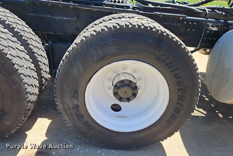 image for item DR8642 2011 Mack CHU613 semi truck