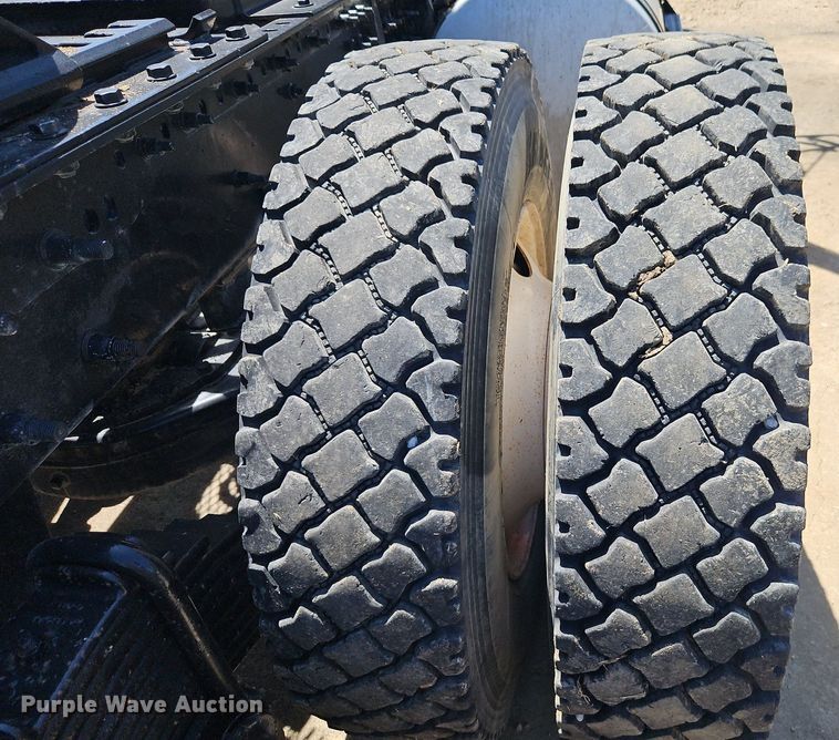 image for item DR8642 2011 Mack CHU613 semi truck