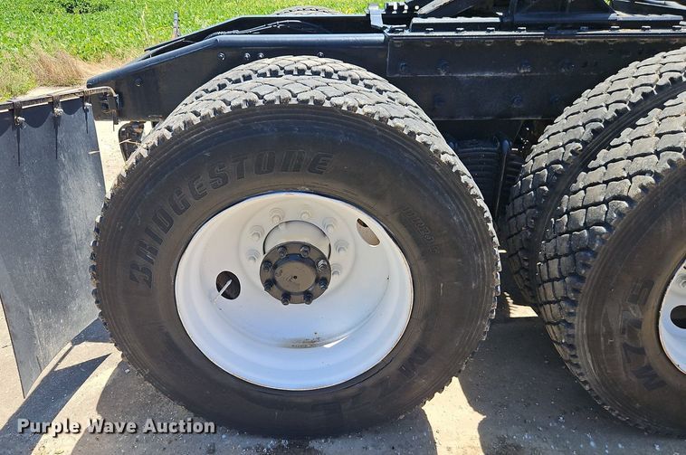 image for item DR8642 2011 Mack CHU613 semi truck