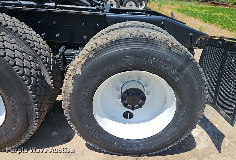 image for item DR8642 2011 Mack CHU613 semi truck