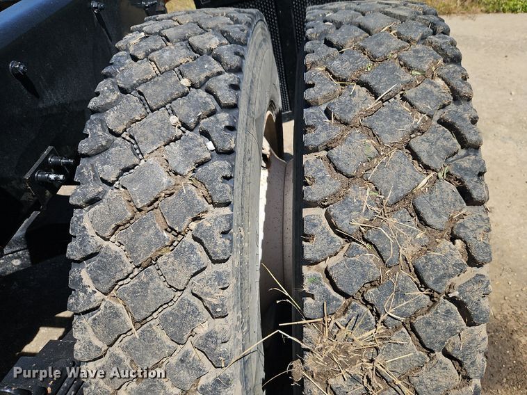 image for item DR8642 2011 Mack CHU613 semi truck