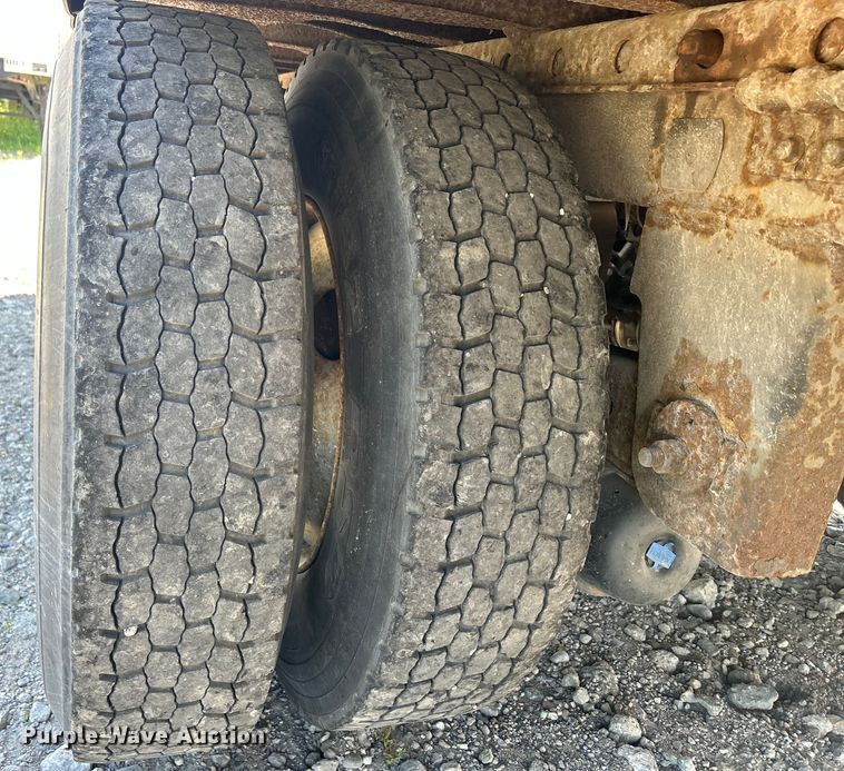 image for item DS0865 2002 Utility  VS2DC dry van trailer