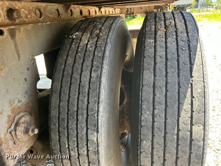 image for item DS0865 2002 Utility  VS2DC dry van trailer