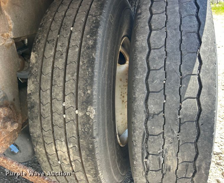 image for item DS0865 2002 Utility  VS2DC dry van trailer