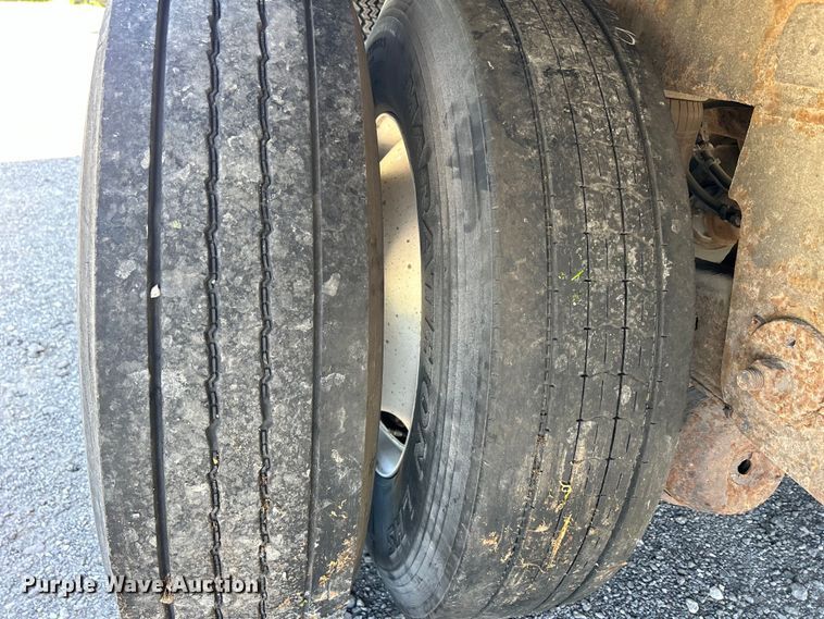 image for item DS0868 2002 Utility  VS2DC dry van trailer