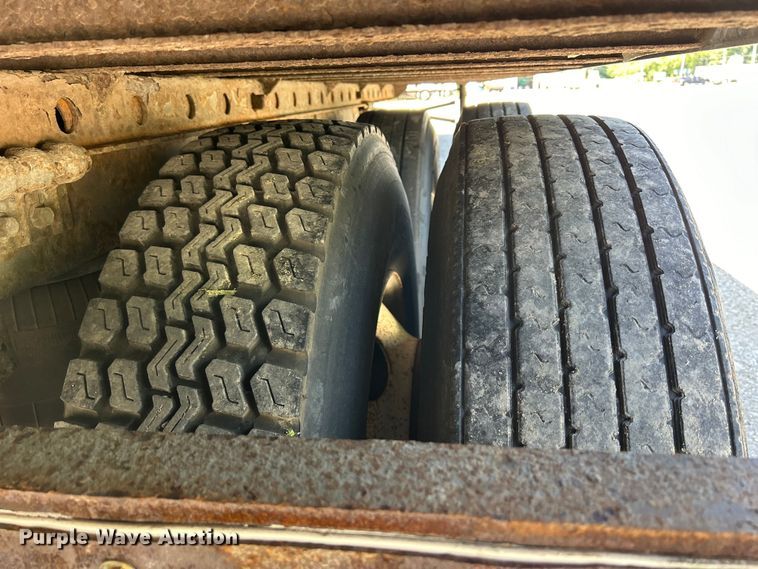 image for item DS0868 2002 Utility  VS2DC dry van trailer