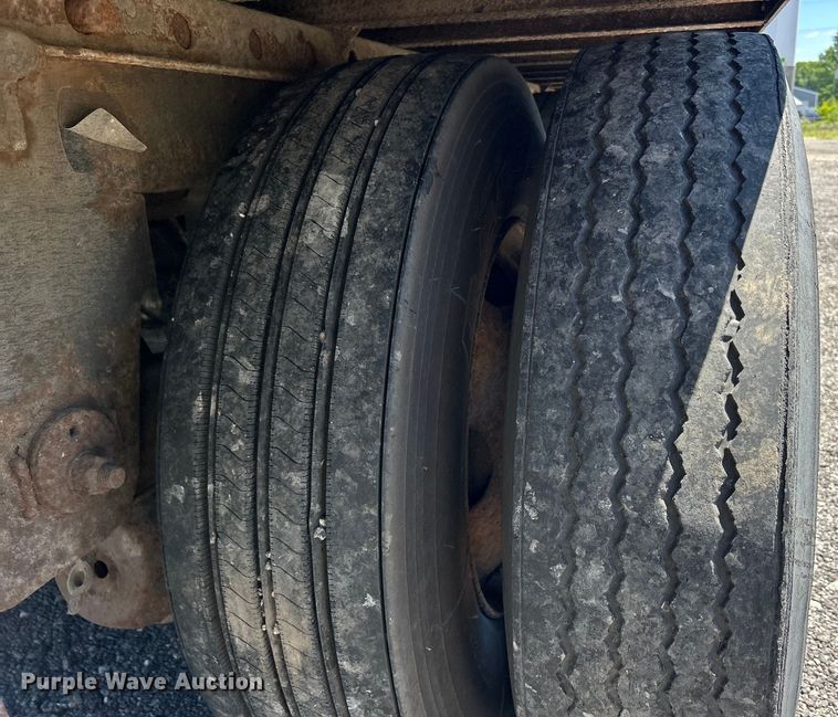 image for item DS0868 2002 Utility  VS2DC dry van trailer