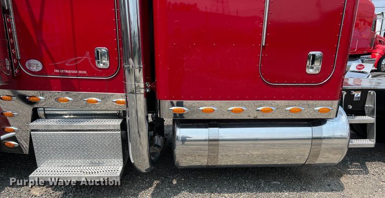 image for item DS3112 2012 Peterbilt 389 semi truck