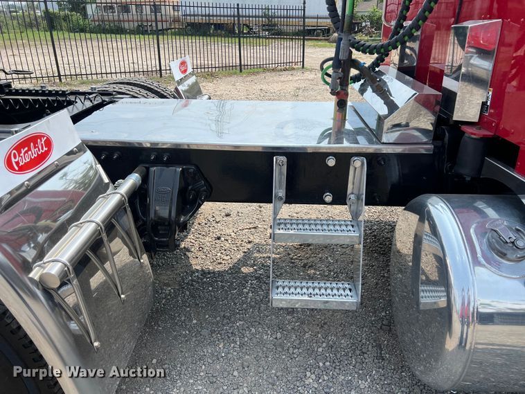 image for item DS3112 2012 Peterbilt 389 semi truck
