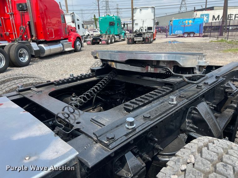 image for item DS3112 2012 Peterbilt 389 semi truck