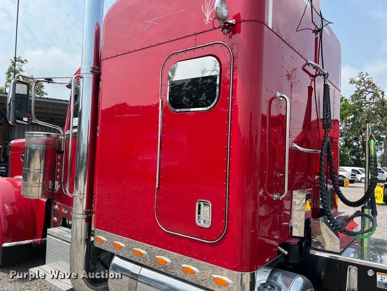 image for item DS3112 2012 Peterbilt 389 semi truck