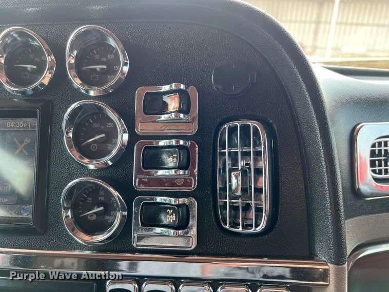 image for item DS3112 2012 Peterbilt 389 semi truck