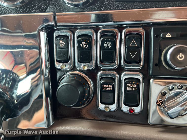 image for item DS3112 2012 Peterbilt 389 semi truck