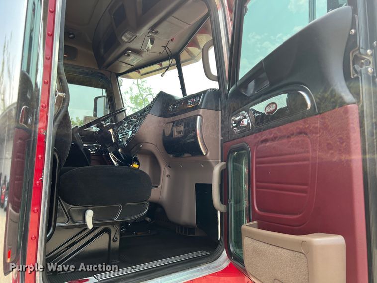 image for item DS3112 2012 Peterbilt 389 semi truck