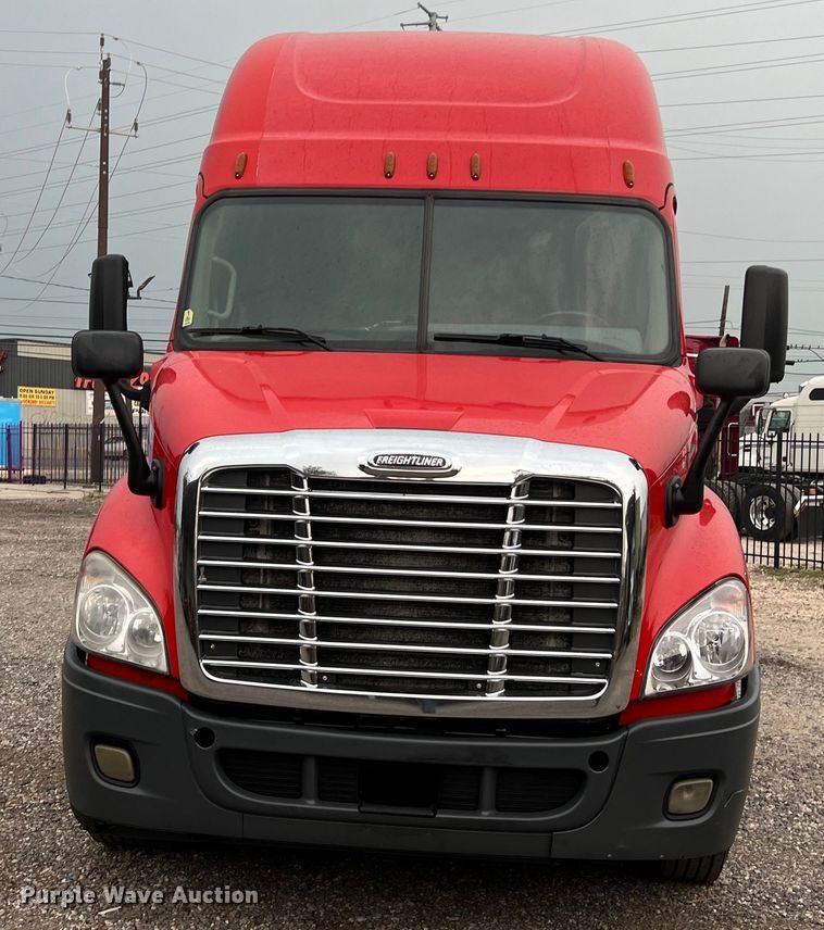 image for item DS3113 2018 Freightliner  Cascadia  semi truck