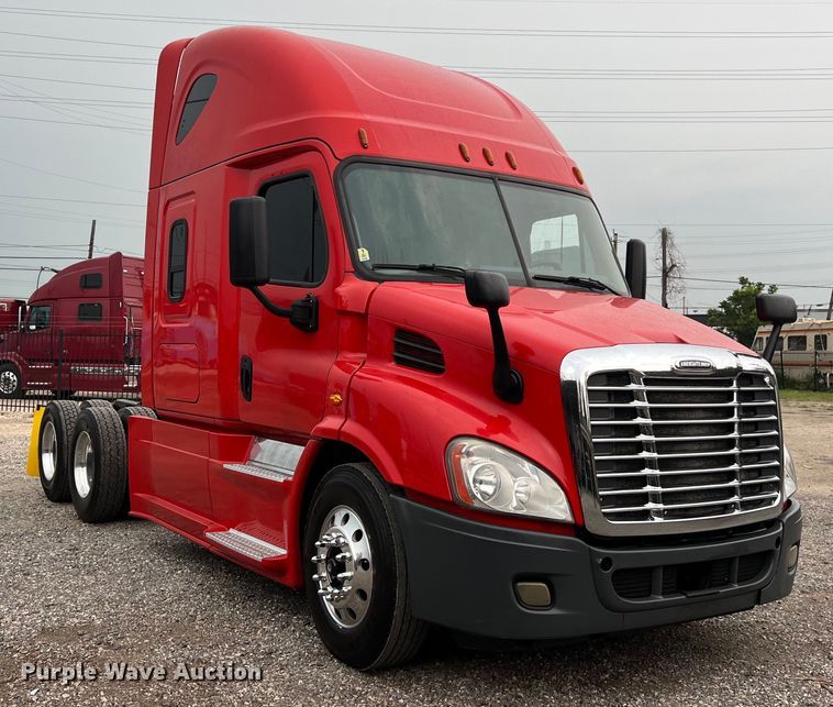 image for item DS3113 2018 Freightliner  Cascadia  semi truck