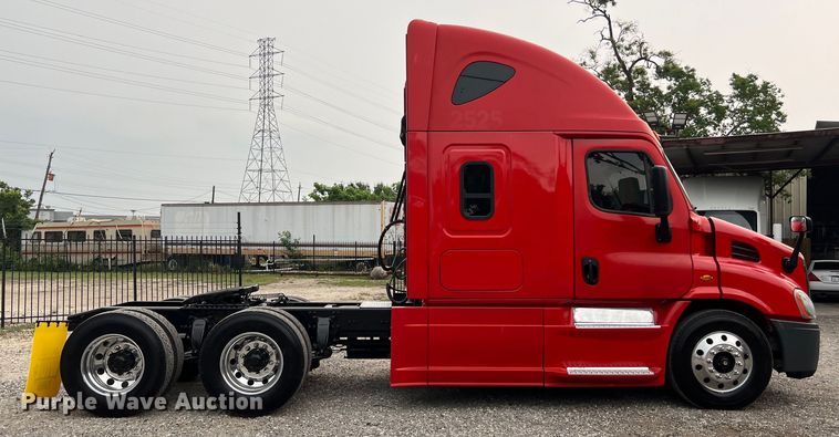 image for item DS3113 2018 Freightliner  Cascadia  semi truck
