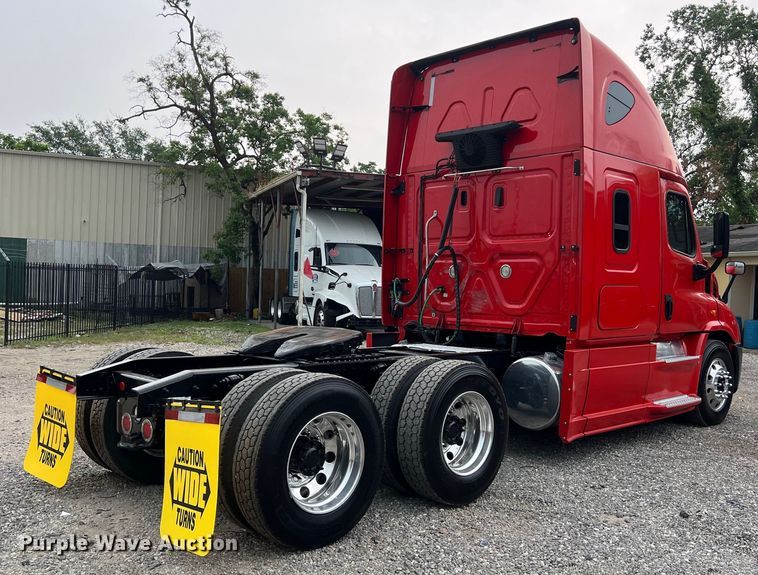 image for item DS3113 2018 Freightliner  Cascadia  semi truck