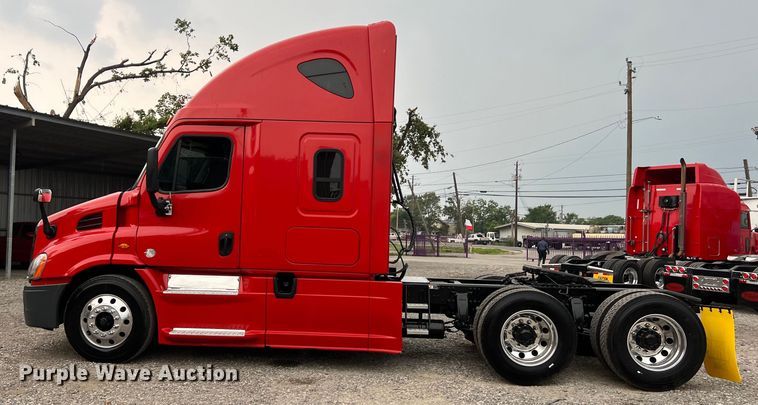image for item DS3113 2018 Freightliner  Cascadia  semi truck