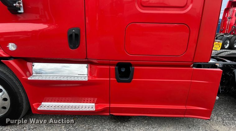 image for item DS3113 2018 Freightliner  Cascadia  semi truck