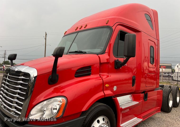 image for item DS3113 2018 Freightliner  Cascadia  semi truck