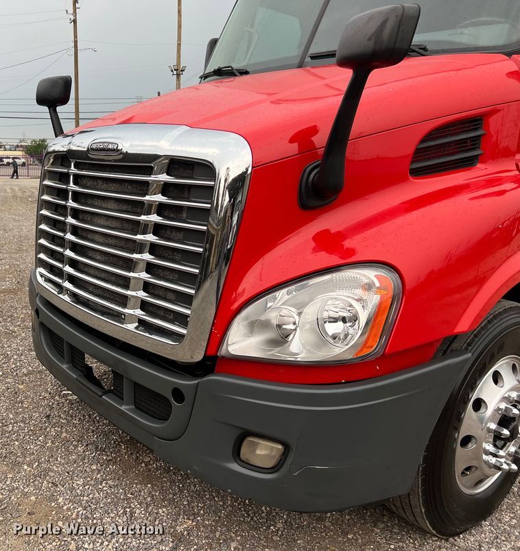 image for item DS3113 2018 Freightliner  Cascadia  semi truck