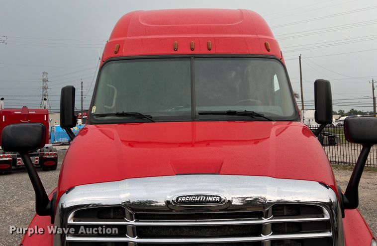 image for item DS3113 2018 Freightliner  Cascadia  semi truck