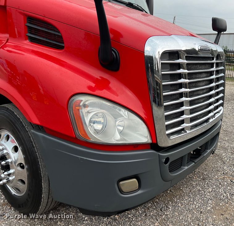 image for item DS3113 2018 Freightliner  Cascadia  semi truck