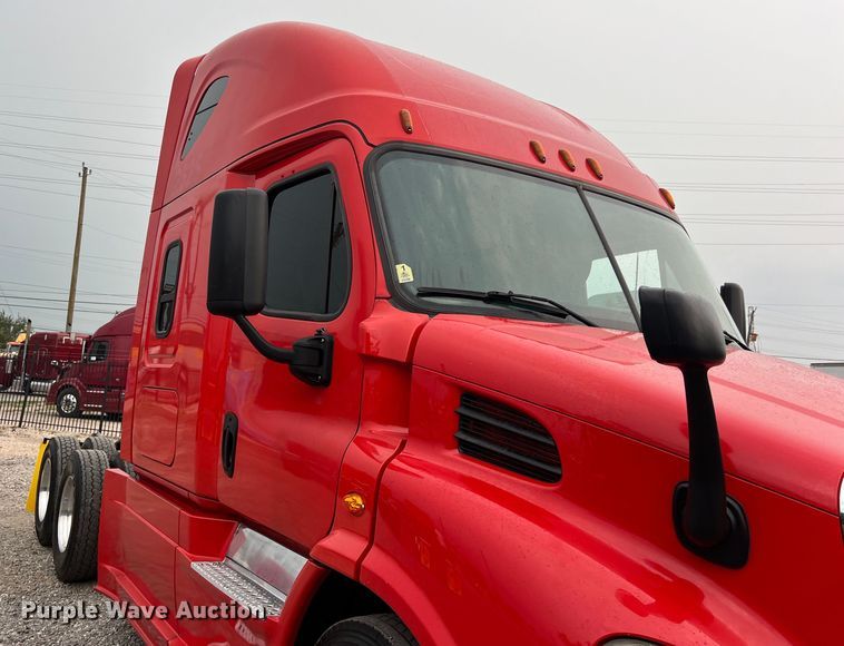 image for item DS3113 2018 Freightliner  Cascadia  semi truck
