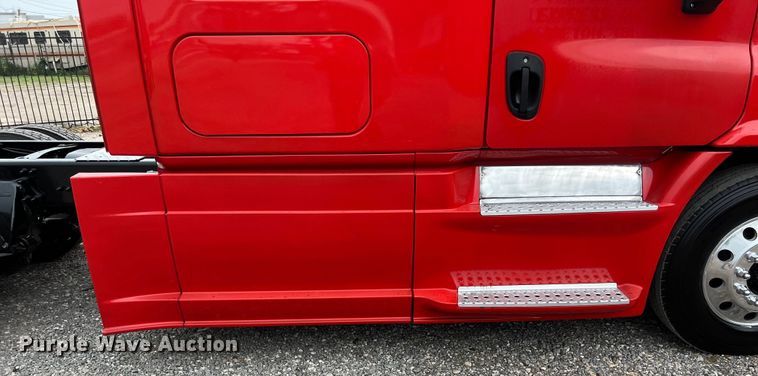 image for item DS3113 2018 Freightliner  Cascadia  semi truck