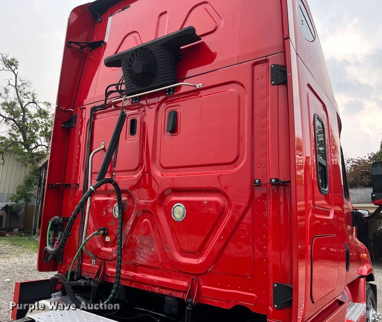 image for item DS3113 2018 Freightliner  Cascadia  semi truck