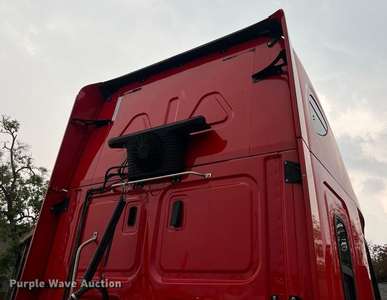 image for item DS3113 2018 Freightliner  Cascadia  semi truck