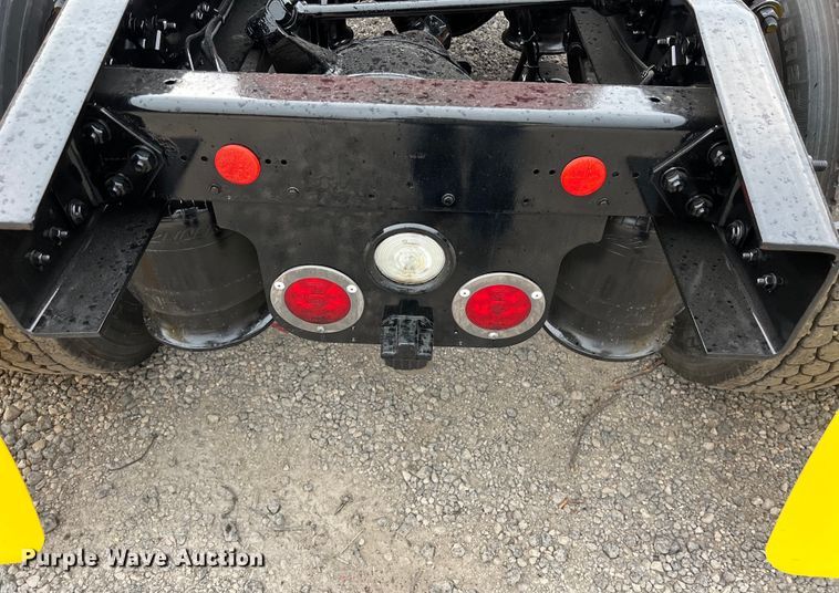 image for item DS3113 2018 Freightliner  Cascadia  semi truck