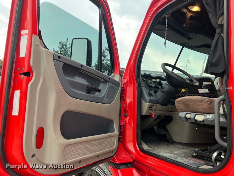 image for item DS3113 2018 Freightliner  Cascadia  semi truck