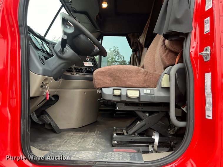 image for item DS3113 2018 Freightliner  Cascadia  semi truck