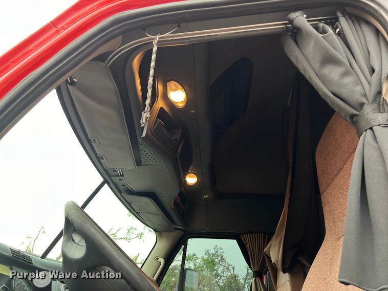 image for item DS3113 2018 Freightliner  Cascadia  semi truck