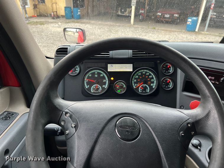 image for item DS3113 2018 Freightliner  Cascadia  semi truck