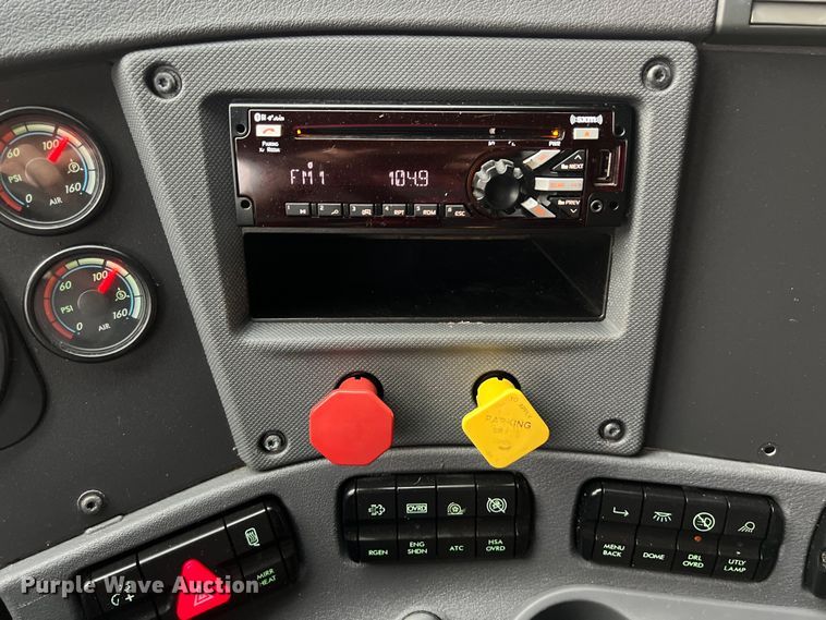 image for item DS3113 2018 Freightliner  Cascadia  semi truck