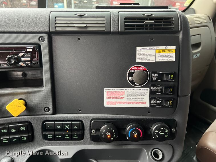 image for item DS3113 2018 Freightliner  Cascadia  semi truck