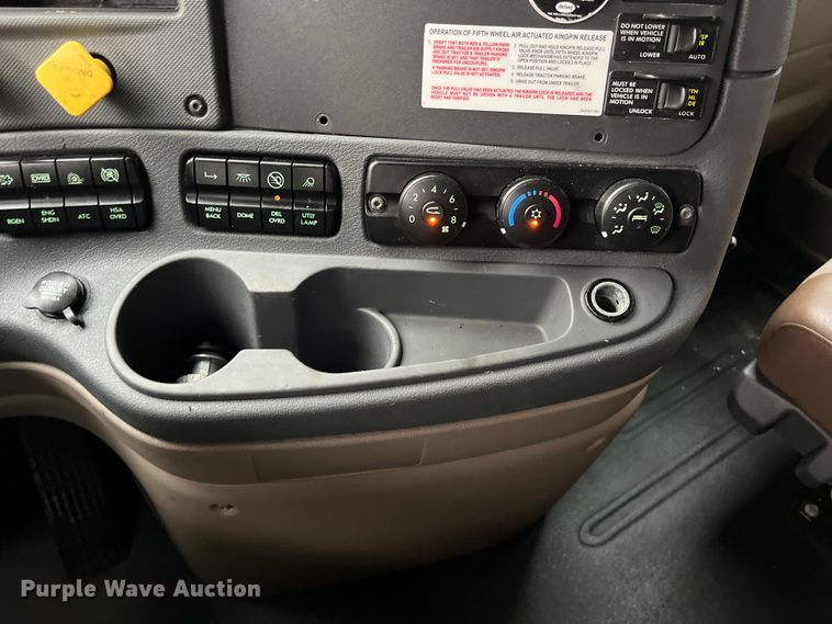 image for item DS3113 2018 Freightliner  Cascadia  semi truck