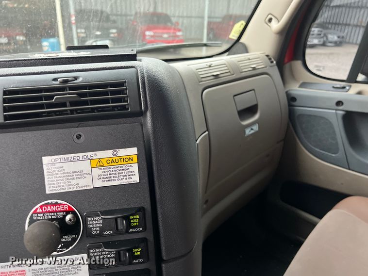 image for item DS3113 2018 Freightliner  Cascadia  semi truck