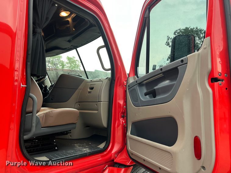 image for item DS3113 2018 Freightliner  Cascadia  semi truck