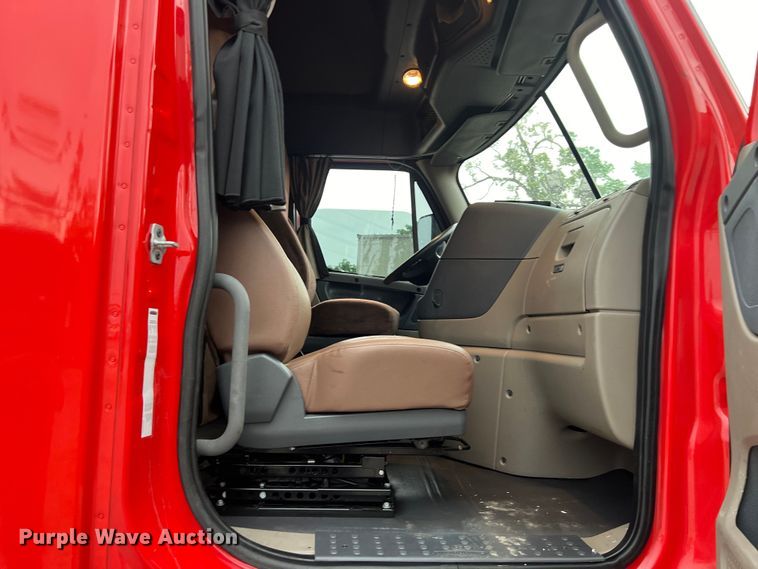 image for item DS3113 2018 Freightliner  Cascadia  semi truck