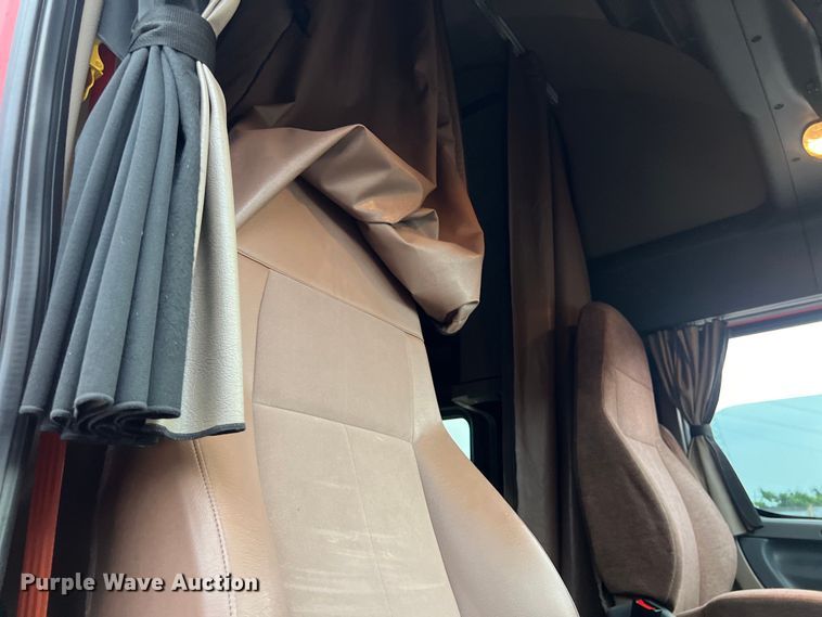 image for item DS3113 2018 Freightliner  Cascadia  semi truck