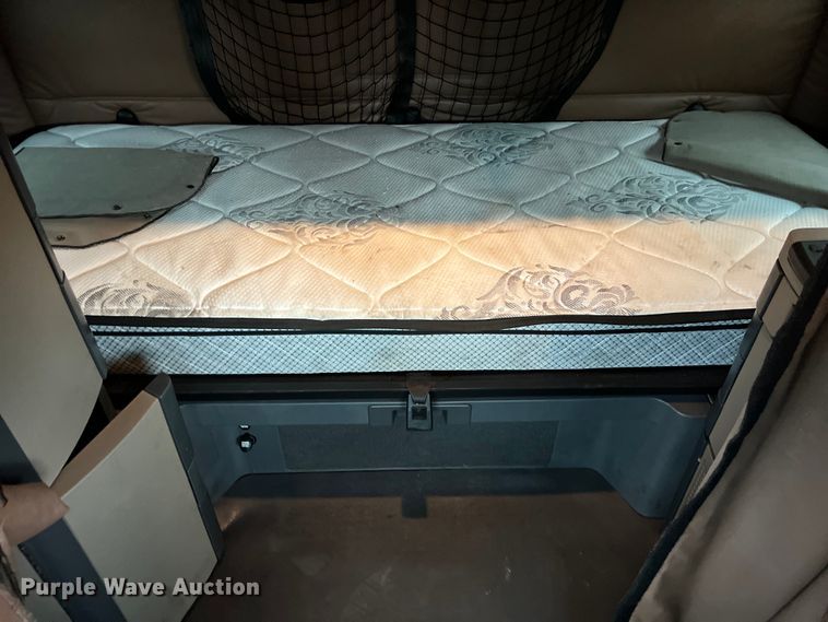 image for item DS3113 2018 Freightliner  Cascadia  semi truck