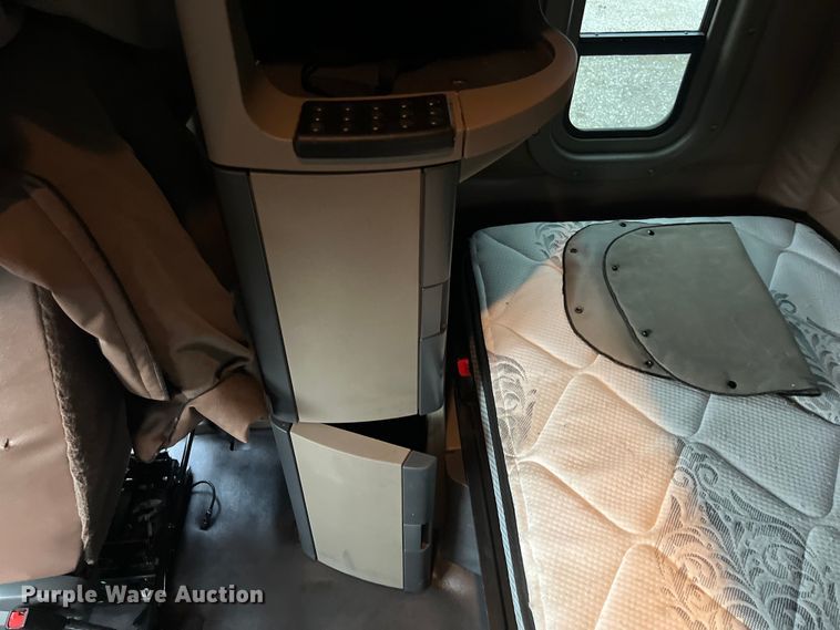 image for item DS3113 2018 Freightliner  Cascadia  semi truck