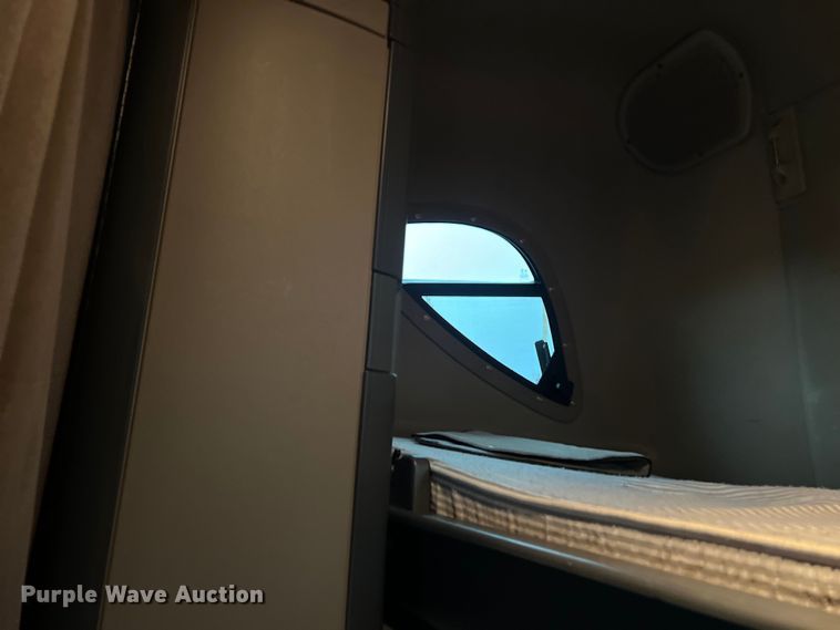 image for item DS3113 2018 Freightliner  Cascadia  semi truck