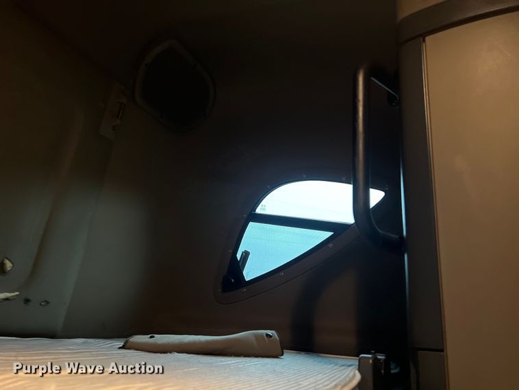 image for item DS3113 2018 Freightliner  Cascadia  semi truck