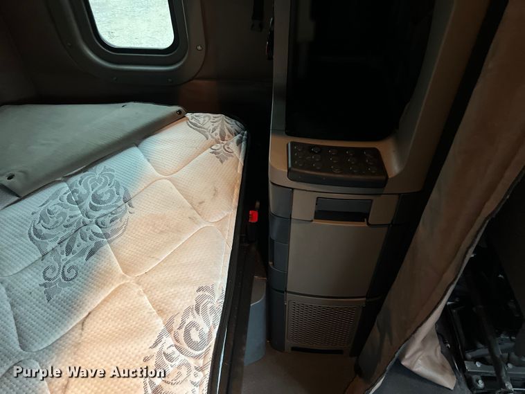 image for item DS3113 2018 Freightliner  Cascadia  semi truck