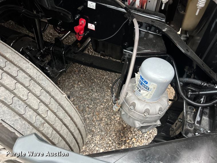 image for item DS3113 2018 Freightliner  Cascadia  semi truck